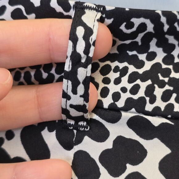 Express Women's 0 Black and White Abstract Print Dressy Satin Shorts - Picture 10 of 16